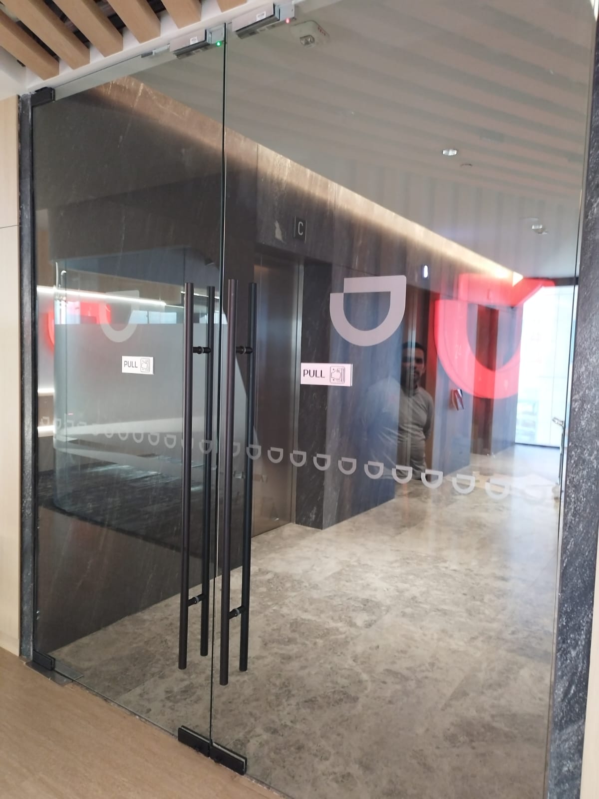 Vinilo Esmerilado con Logo - Puertas y Mamparas Corporativas