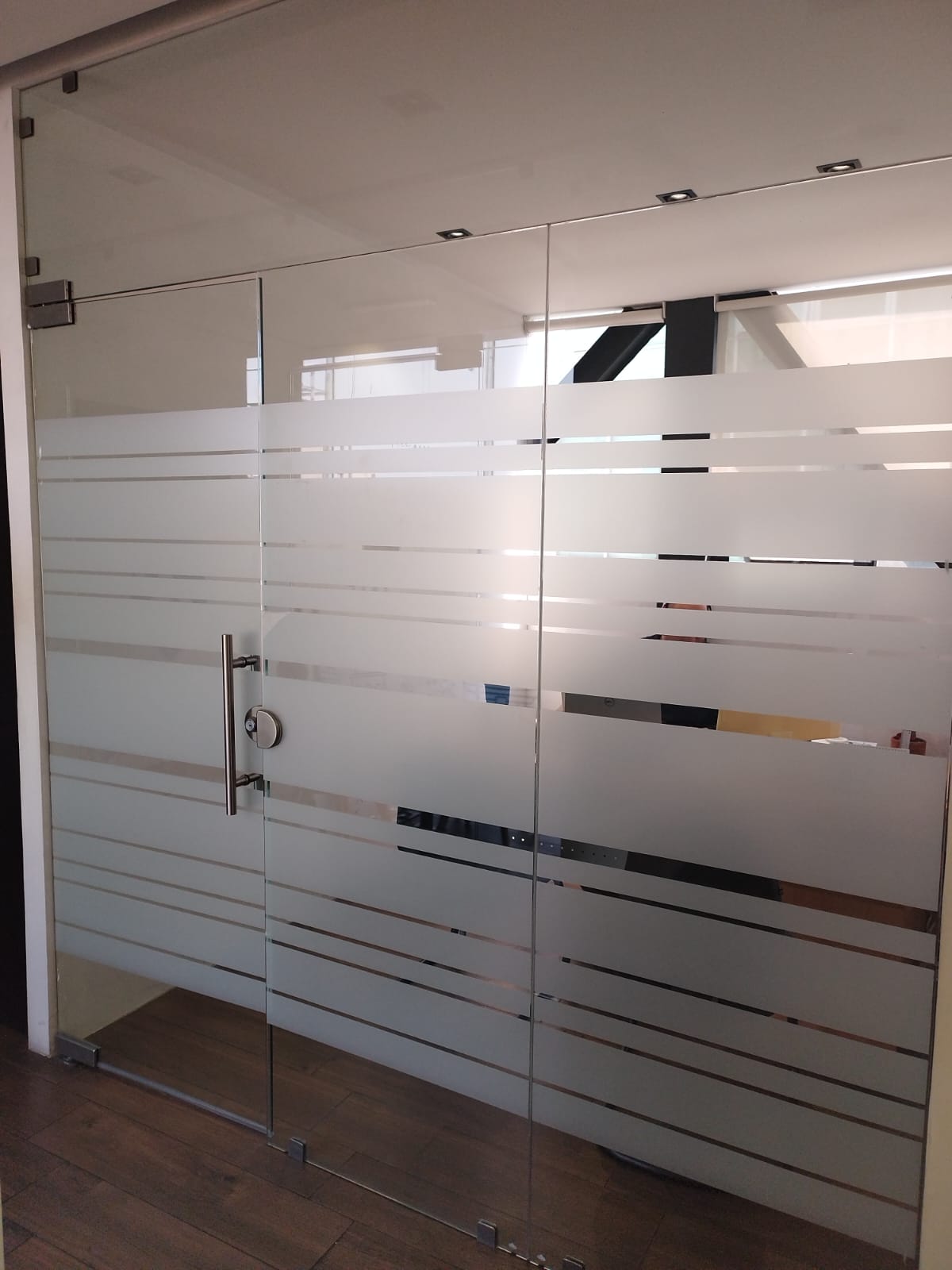 Vinil Esmerilado con Diseño - Casas, Oficinas y Espacios Corporativos